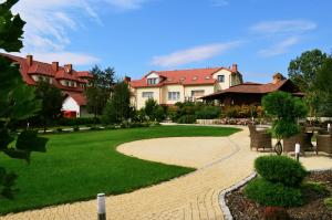 奥斯特罗维茨全景酒店的绿色草坪和人行道的房子