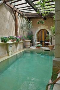 马赛马斯维勒酒店的后院的游泳池,带凉棚