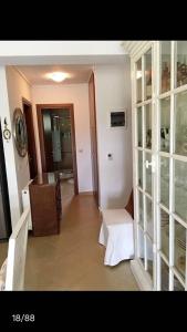 希维利3 Bedroom Villa in Elani Villas Chalkidiki的一间设有桌子的房间和一间带玻璃柜的房间