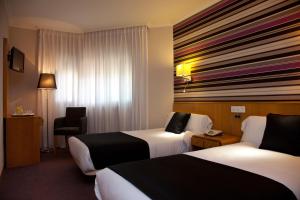 布里拉蒂卡波帕拉西奥水晶酒店的酒店客房,配有两张床和椅子