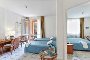 马西亚娜马里纳游艇俱乐部酒店的酒店客房配有两张床和一张书桌