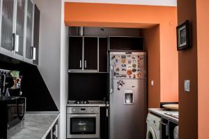 加布罗沃Апарт Пееви的厨房配有带磁铁的冰箱