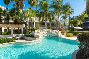 格雷斯湾格雷斯湾金沙酒店的棕榈树游泳池及度假村