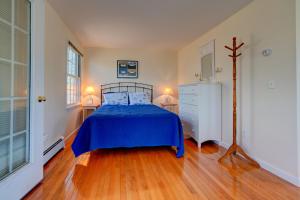 埃德加敦Treetop的一间卧室配有蓝色的床和梳妆台