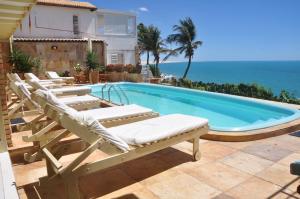 卡诺格布拉达海蓝旅馆的一个带躺椅的游泳池和海洋