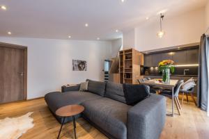 莫尔济讷Emerald Stay Apartments Morzine - by EMERALD STAY的客厅配有沙发和桌子
