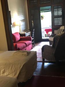 奥兰多奥兰多公园广场酒店 - 温特帕克 的一间卧室配有一张床,客厅配有沙发
