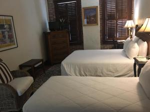 奥兰多奥兰多公园广场酒店 - 温特帕克 的酒店客房,配有两张床和椅子