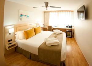 马德里Luze Castellana的一间卧室配有一张大床和毛巾
