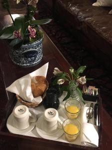 奥兰多奥兰多公园广场酒店 - 温特帕克 的桌上装有杯子和盘子的托盘