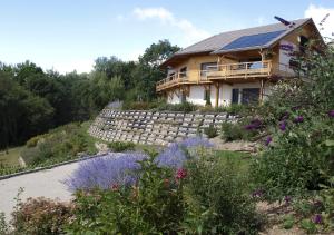 圣米舍德谢洛Au Chant du Riou的屋顶上设有太阳能电池板的房子