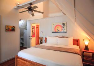 圣塔特蕾莎海滩Casa Cecilia Beach Front的一间卧室配有一张床和吊扇