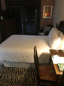 奥兰多奥兰多公园广场酒店 - 温特帕克 的一张大白色的床,位于带桌子的房间