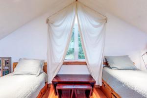 奥福德港Whimsy by the Sea的带窗户的客房内设有两张单人床。