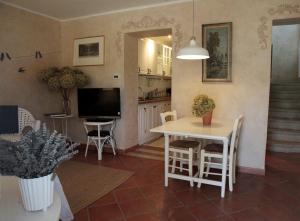 奥瓦达Il Borgo Delle Grazie的厨房以及带桌子和电视的客厅。