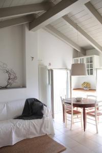 奥瓦达Il Borgo Delle Grazie的客厅配有白色的沙发和桌子