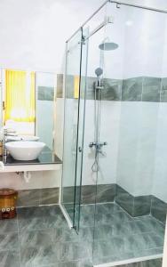 潘郎Đức Chính Hotel - Ninh Chu - Phan Rang的一间带玻璃淋浴和水槽的浴室