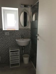 因普鲁内塔伊尔卡萨隆度假屋的一间带水槽和镜子的浴室