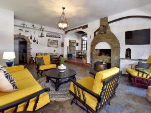 尼亚·蒙达尼亚Ares Garden House - Nea Moudania Halkidiki的客厅配有黄色家具和壁炉