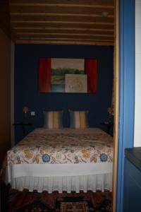 Paço de Sousa库塔达福特奥卡达农家乐的一间卧室配有一张蓝色墙壁的床