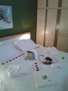 维多利亚Apart Quartier Latin Hotel的一张床上放着许多情人节物品