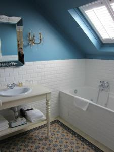 希迈Villa Adélaïde的浴室配有盥洗盆和浴缸。