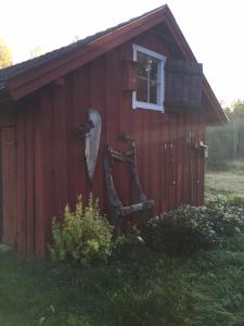 卡特琳娜霍尔姆Björnåsen Bear Hill的红色的棚子,有门和窗户