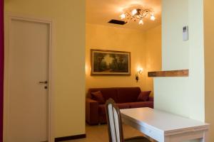 MonterubbianoVilla Montotto的客厅配有桌子和沙发