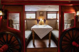 科尔朵凯尔恩道驿站马车旅馆的小房间设有桌子和两个窗户