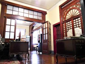 圣何塞Hotel Santo Tomas / Historical Property的一间设有门窗的房间和一间带桌子的房间