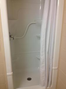 萨德伯里北萨德伯里公寓及会议中心的浴室内配有白色淋浴帘。