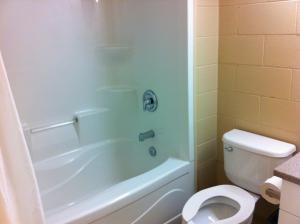 萨德伯里北萨德伯里公寓及会议中心的浴室配有白色卫生间和淋浴。