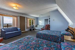 里维耶尔·杜·卢普奥伯格德兰塞酒店的酒店客房,设有两张床和一张沙发
