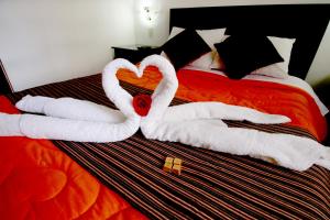 库斯科Hotel Peru Real的床上用毛巾制成的两天鹅