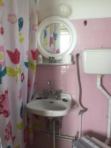 迈萨纳美萨尼昂酒店的一间带水槽和镜子的浴室