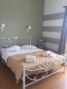 迈萨纳美萨尼昂酒店的一间卧室配有一张床,上面有两条毛巾