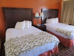 梅德福御翠园汽车旅馆的酒店客房,配有两张带白色床单的床