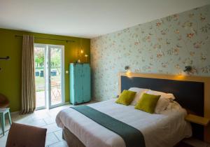 阿宰勒里多彭姆彭阿客栈的一间卧室设有一张带绿色墙壁的大床