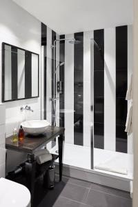 斯特拉斯堡Hotel Arok的一间带水槽和淋浴的浴室
