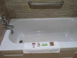 梅德福御翠园汽车旅馆的浴室设有白色浴缸,浴室内备有毛巾