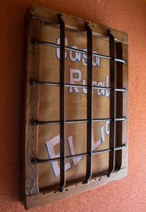 鲁伊德拉厄尔里欧乡村度假屋的木窗,墙上有条条条