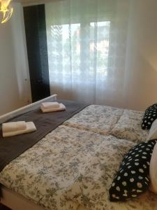 布莱德Apartments Justin的一间卧室配有一张带两个枕头的床