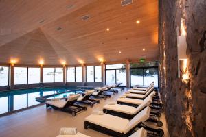 马拉卡韦罗科拉尔克谷Spa酒店的一个带躺椅的游泳池和一个游泳池