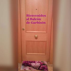 伊萨韦纳河畔罗达Balcón De Garbisón的门上挂有标志,上面有标志