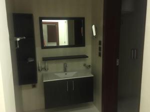 阿古拉耶特Nourth House ApartHotel的一间带水槽和镜子的浴室