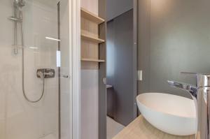 CellesCamping le Mas de Riri的浴室配有白色水槽和淋浴。