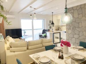 新阿尔塔基Colours Seaview Apartment的客厅配有沙发和桌子