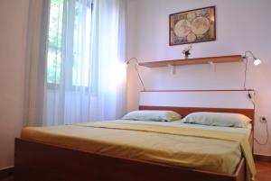 普拉Old Town Uspon的一间卧室配有一张带床头板的床和窗户