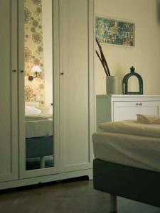 卢布林cdn Pokoje的一间设有一张床铺的卧室的镜子