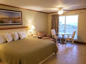 五月岬郡埃文代尔海洋酒店的酒店客房设有床、桌子和窗户。